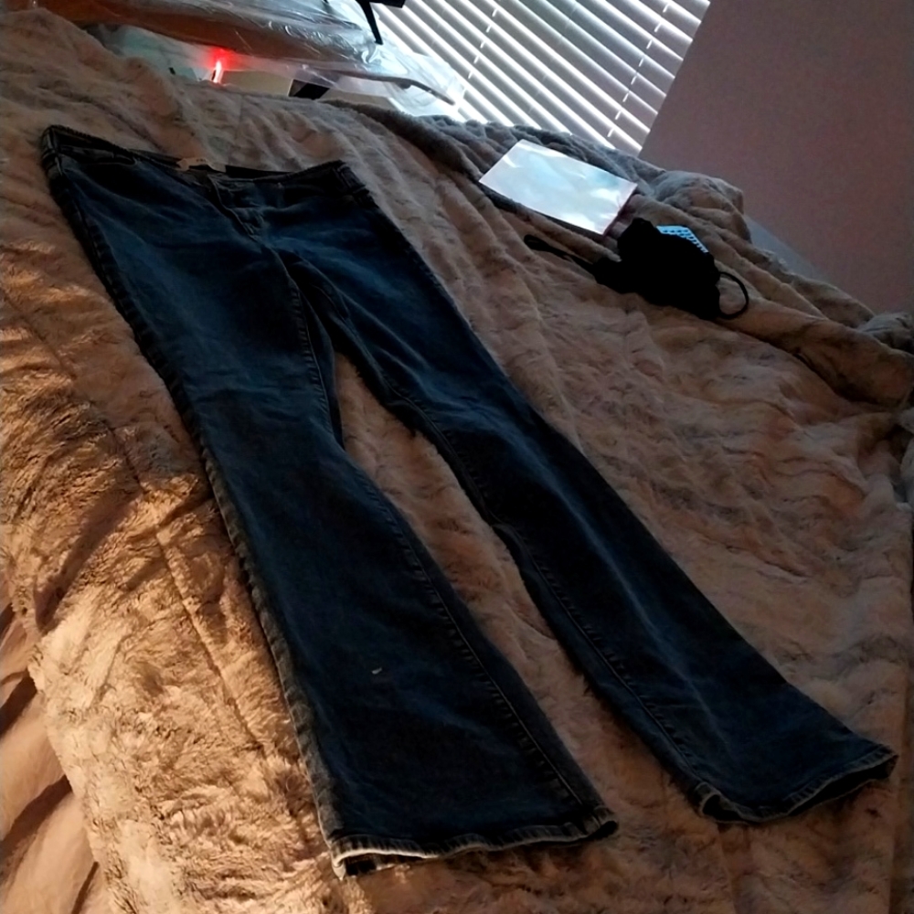 Unique Pacsun Jean's low rise boot jeans very cute. Have a butterfly 🦋 see pic3